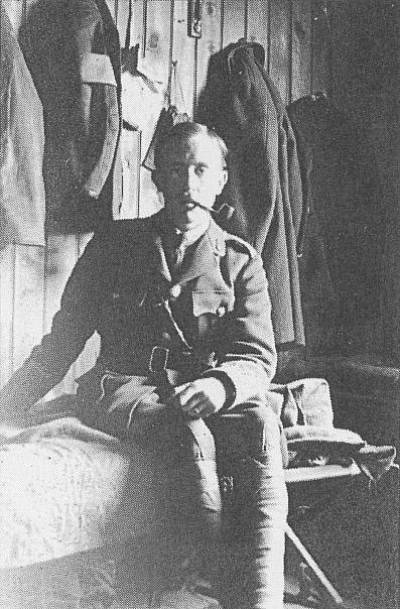 Tolkien en uniforme en 1917 dans un baraquement.