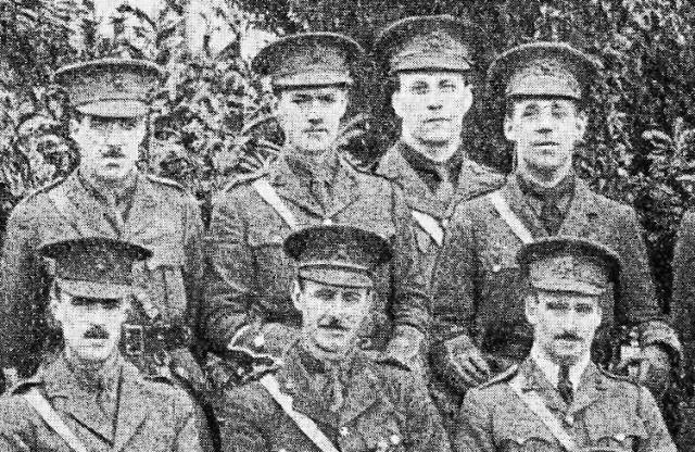 1916_gb_smith_and_19th_lancashire_fusiliers_officers_2_haut_gauche_.jpg