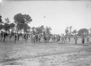 Troupes britanniques jouant un match de football près de Bouzincourt [Troops of the 1st Battalion, Wiltshire Regiment, playing football near Bouzincourt, September 1916] © IWM (Q 1109)