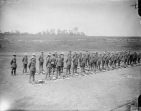 Troupes britanniques prêtes à l’inspection de leur équipement [Troops ready for the kit inspection. Carnoy Valley, July 1916] © IWM (Q 4026)