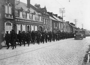 Bataillon britannique marchant dans la banlieue d'Amiens, en mai 1916 [A battalion of the Gloucestershire Regiment marching through the outskirts of Amiens after detraining for the Somme, 10 May 1916.] © IWM (Q 115347)