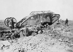 Char d'assaut britannique Mark I durant la bataille de la Somme près de Thiepval, en septembre 1916 [Mark I 'Male' Tank of 'C' Company that broke down crossing a British trench on its way to attack Thiepval on 25th September 1916 during the Battle of the Somme.] © IWM (Q 2486)