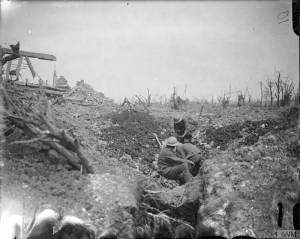 Troupes britanniques creusant des tranchées de communication à Ovillers, en juillet 1916. [Troops of the Worcestershire Regiment (48th Division) digging a communication trench at Ovillers, July 1916.] © IWM (Q 3986)