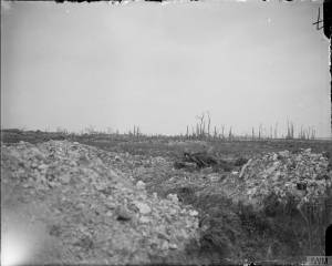 Les ruines du village d'Ovillers capturée aux Allemands le 16 juillet 1916. [The ruins of Ovillers taken from the Prussian Guard on 16/17 July 1916. A dead German in the foreground. July 1916.] © IWM (Q 3992)