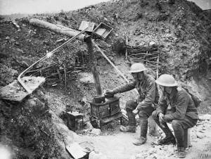 Deux soldats britanniques cuisinant dans une tranchée à Ovillers en juillet 1916 [Two soldiers cooking in a trench at Ovillers with a scrounged stove. July 1916.] © IWM (Q 3993)