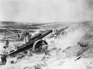 Artillerie britannique durant la bataille de la Somme. [Three 8 inch howitzers of 39th Siege Battery, Royal Garrison Artillery (RGA), firing from the Fricourt-Mametz Valley during the Battle of the Somme, August 1916.] © IWM (Q 5817)