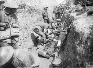 Troupes dans les tranchées de Beaumont-Hamel en juillet 1916 [Wounded men of the 1st Battalion, Lancashire Fusiliers, being tended in a trench in the 29th Division's area near Beaumont Hamel on the morning of the initial assault, 1st July 1916.] © IWM (Q 739)