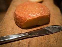 Époisses – Edsel Little, CC BY-SA 2.0 <https://creativecommons.org/licenses/by-sa/2.0>, via Wikimedia Commons