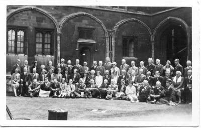 Photographie des participants au Congrès mondial de Cambridge.