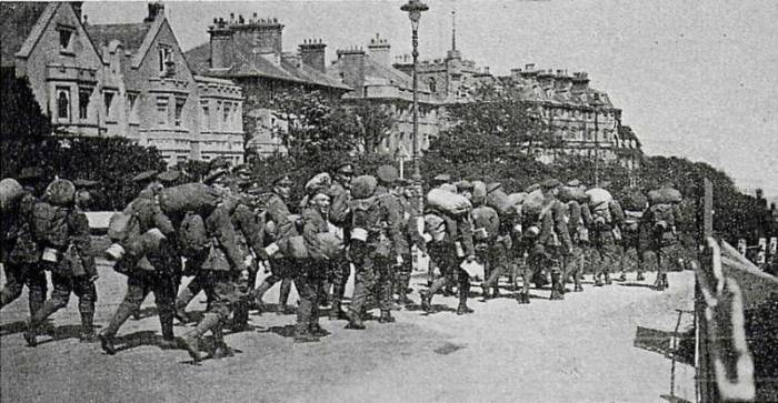 Des troupes britanniques sur le départ au port de Folkestone