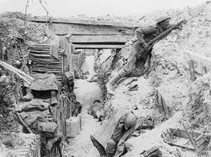 Soldats britanniques occupant une tranchée allemande capturée en juillet 1916 à Ovillers-la-Boisselle [Soldiers of 'A' Company, 11th Battalion, the Cheshire Regiment, occupy a captured German trench at Ovillers-la-Boisselle on the Somme.] © IWM (Q 3990)