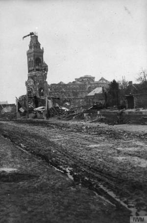 Basilique Notre Dame de Brebières à Albert, en juillet 1916 après avoir été pilonnée par les Allemands.