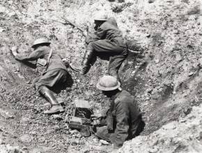 Soldats britanniques utilisant un télégraphe depuis un trou d'obus.