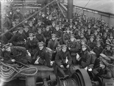 Troupes britanniques prêtes à débarquer à Étaples © IWM (Q 33300)